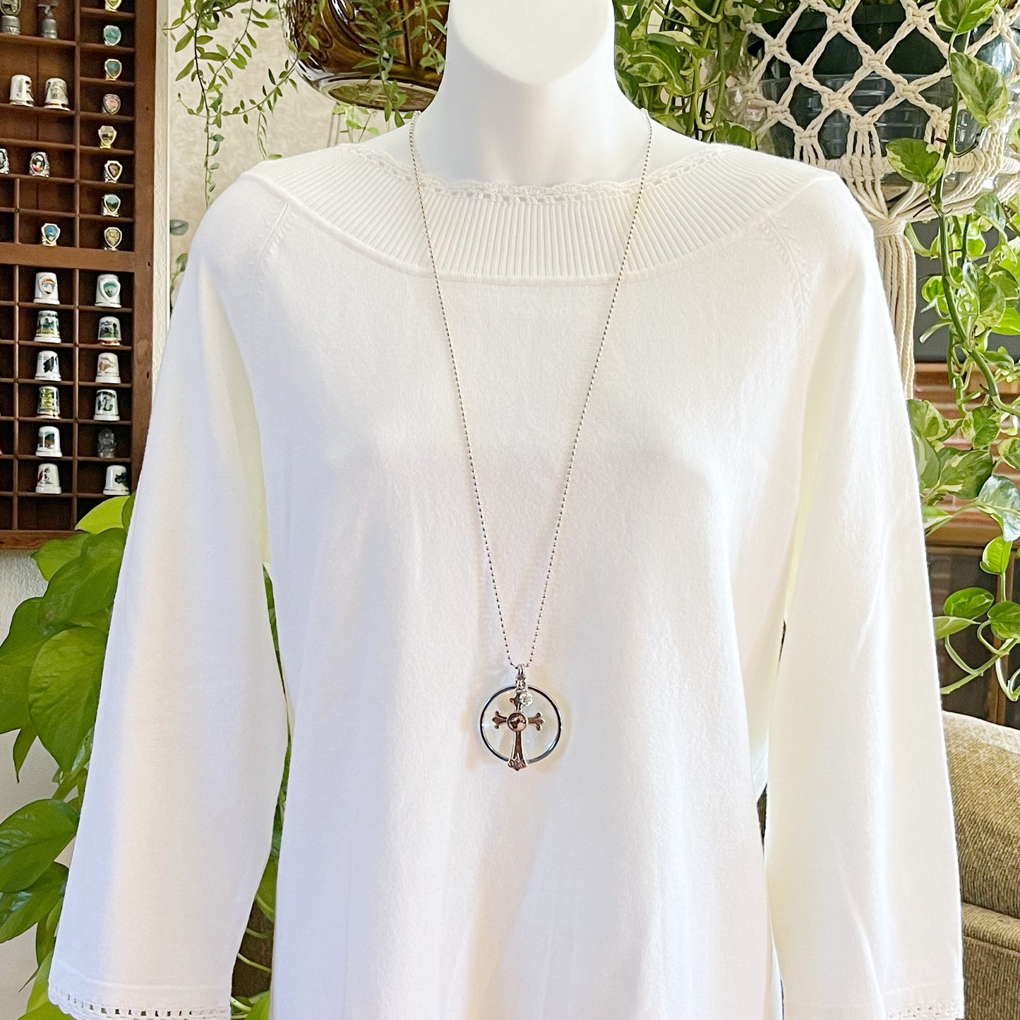 Memorial Flower Magnifying Glass Pendant Necklace / 123